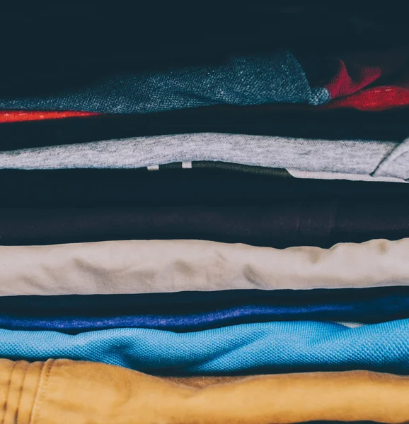 Kleding van de man in de kamer — Stockfoto