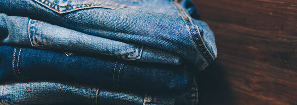 Голубые джинсы на столе
