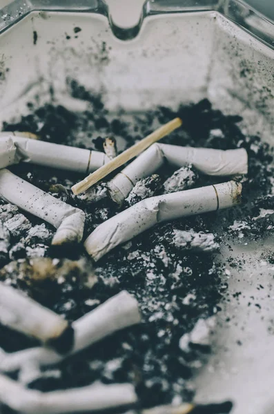 Mégots de cigarette à la nicotine — Photo