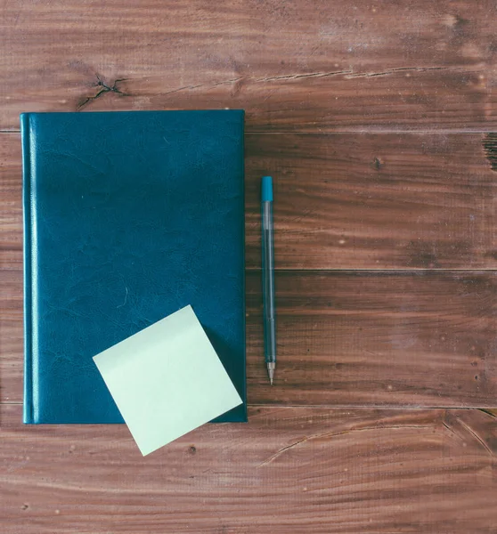 Blått läder anteckningsbok och penna — Stockfoto