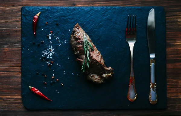 Hús steak rozmaringos — Stock Fotó