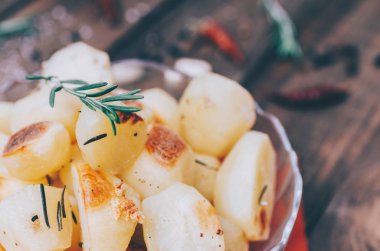 Biberiyeli kızarmış patates.