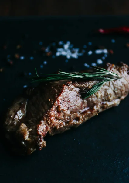 Steak, rozmaring és a só — Stock Fotó