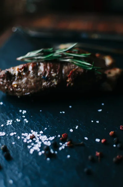 Steak, rozmaring és a só — Stock Fotó