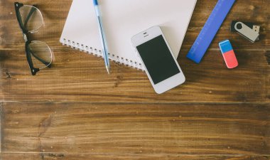 telefon ile gözlük ve kalem