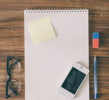 telefon ile gözlük ve kalem