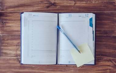 Defter kalem ve Not sopa ile