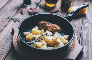 Tavuk patates ve biberiye ile