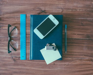 Gözlüklü ahşap masa