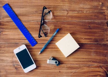 Gözlüklü ahşap masa