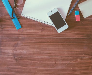 Gözlüklü ahşap masa