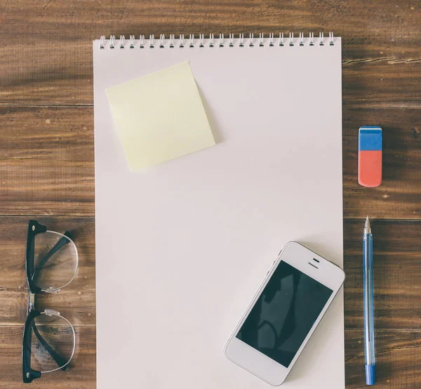 telefon ile gözlük ve kalem