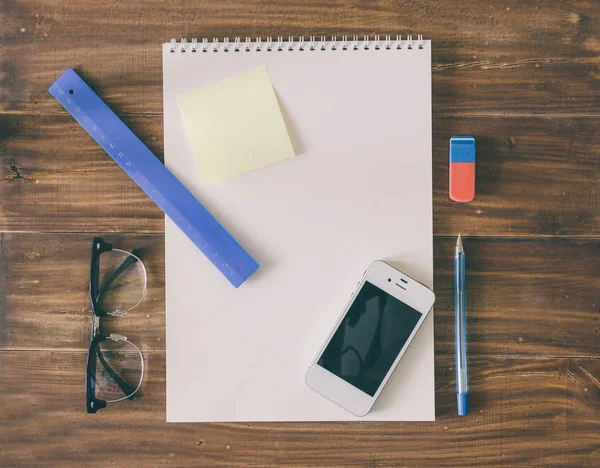 telefon ile gözlük ve kalem