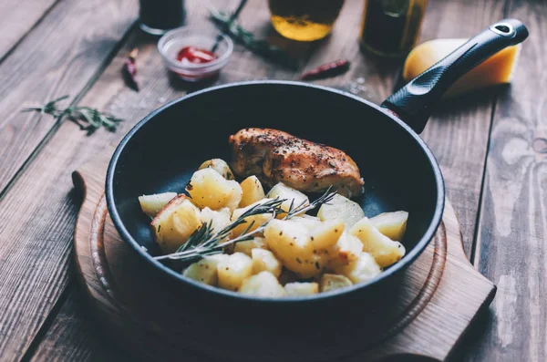 Tavuk patates ve biberiye ile