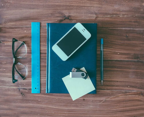 Gözlüklü ahşap masa