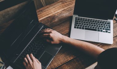 dizüstü bilgisayarlar kullanan adam