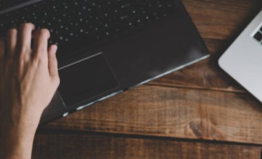 dizüstü bilgisayar kullanan adam 