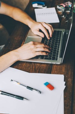 dizüstü bilgisayar kullanan adam 