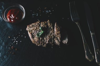 Eti biftek ve fesleğen