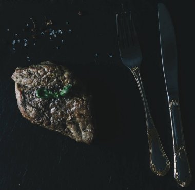 Eti biftek ve fesleğen