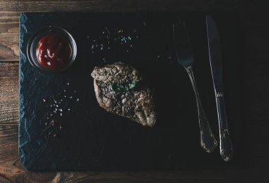 Eti biftek ve fesleğen