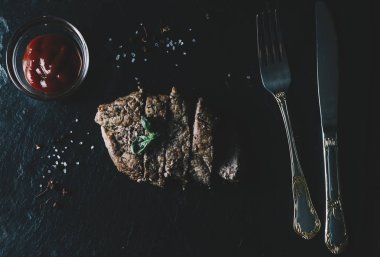 Eti biftek ve fesleğen