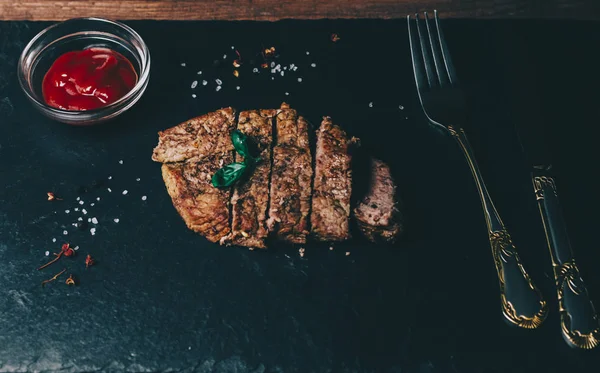 Steak sur table — Photo