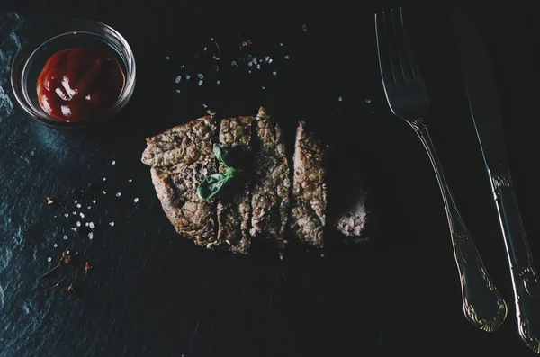 Eti biftek ve fesleğen