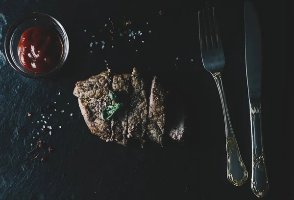 Bife de carne e manjericão — Fotografia de Stock