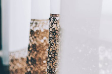 Perdeler pencere üzerinde