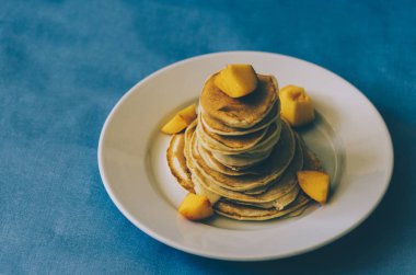 Şeftali ile Pancakes