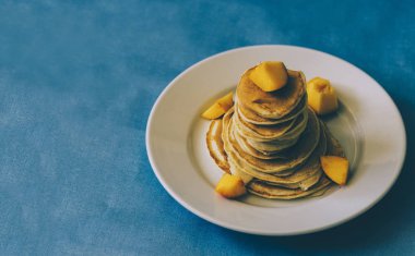 Şeftali ile Pancakes