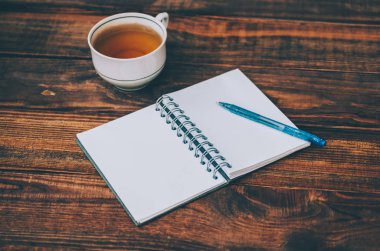 Not Defteri, kalem ve sıcak çay 