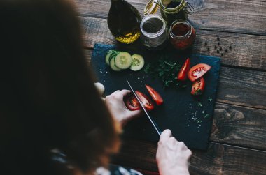 Dilimlenmiş domates kadın