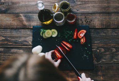 Kadın dilimlenmiş domates