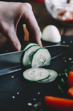 Kadın yeşil Dilimleme salatalık