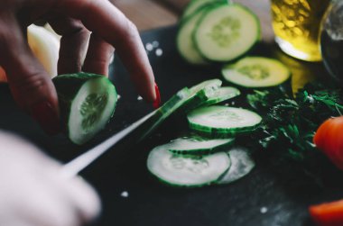 Kadın yeşil Dilimleme salatalık