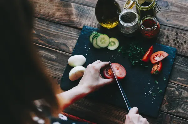 Dilimlenmiş domates kadın