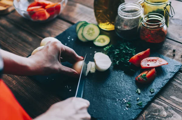 Soğan Dilimleme kadın 