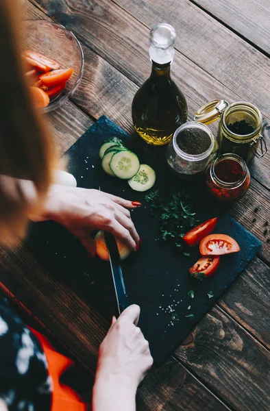 Dilimlenmiş domates kadın