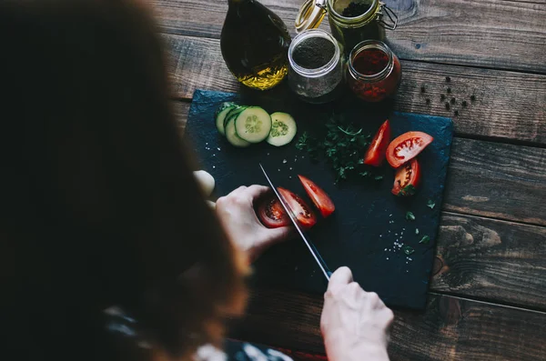 Dilimlenmiş domates kadın