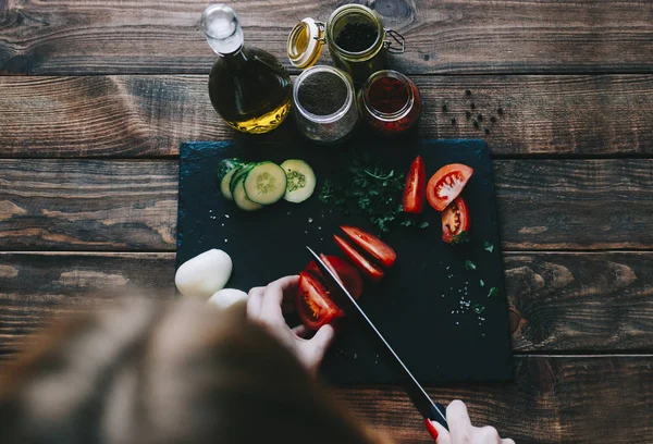 Kadın dilimlenmiş domates