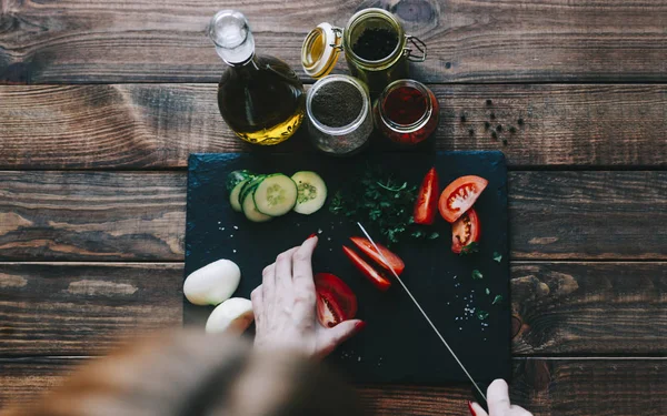 Dilimlenmiş domates kadın