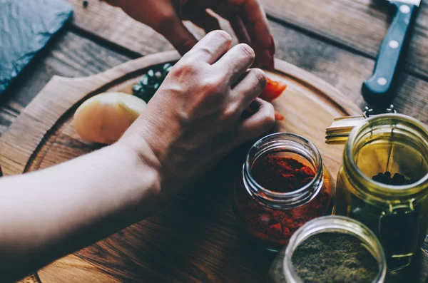 Kadın salata yapıyor.