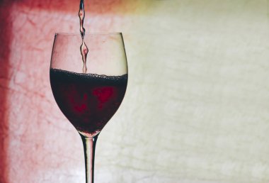 Bardakta kırmızı şarap.
