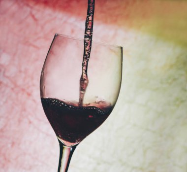 Bardakta kırmızı şarap.