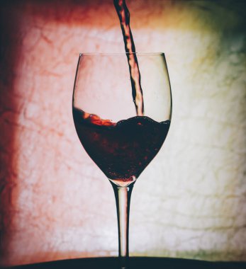 Bardakta kırmızı şarap.