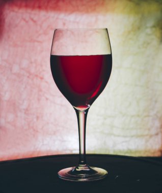 Bardakta kırmızı şarap.