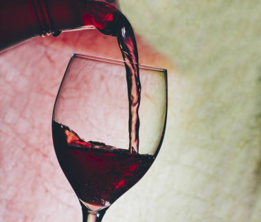 Bardakta kırmızı şarap.