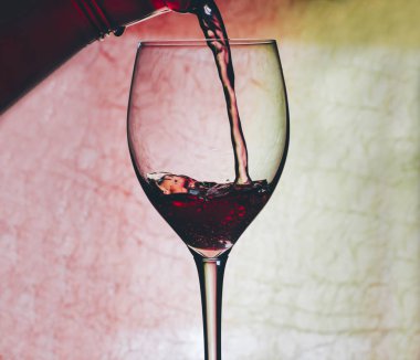 Kırmızı şaraplı bardak.